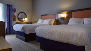 A hotel room with two beds, a desk, a mirror, and a lamp. - Hampton Inn Frankfort (Frankfort)