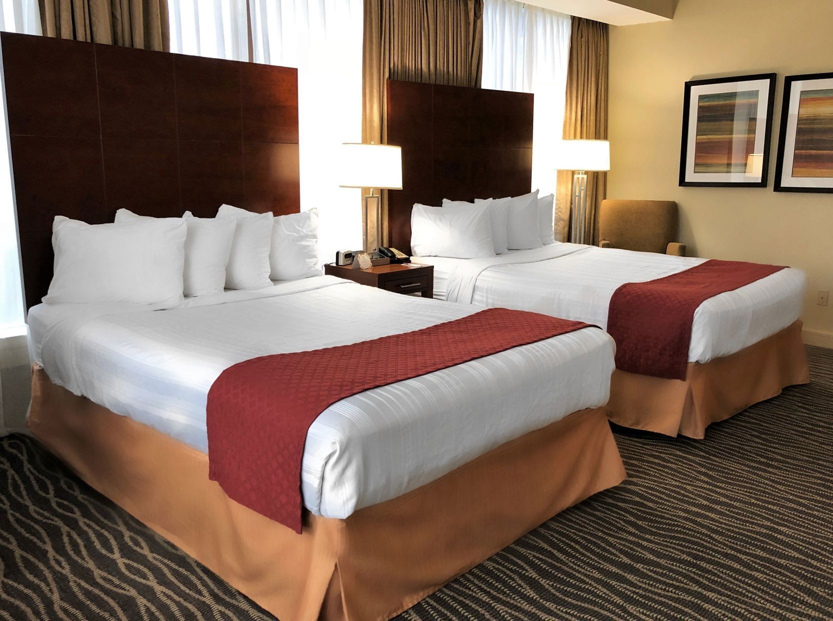 Ropa de cama de alta calidad y camas con pillow-top 