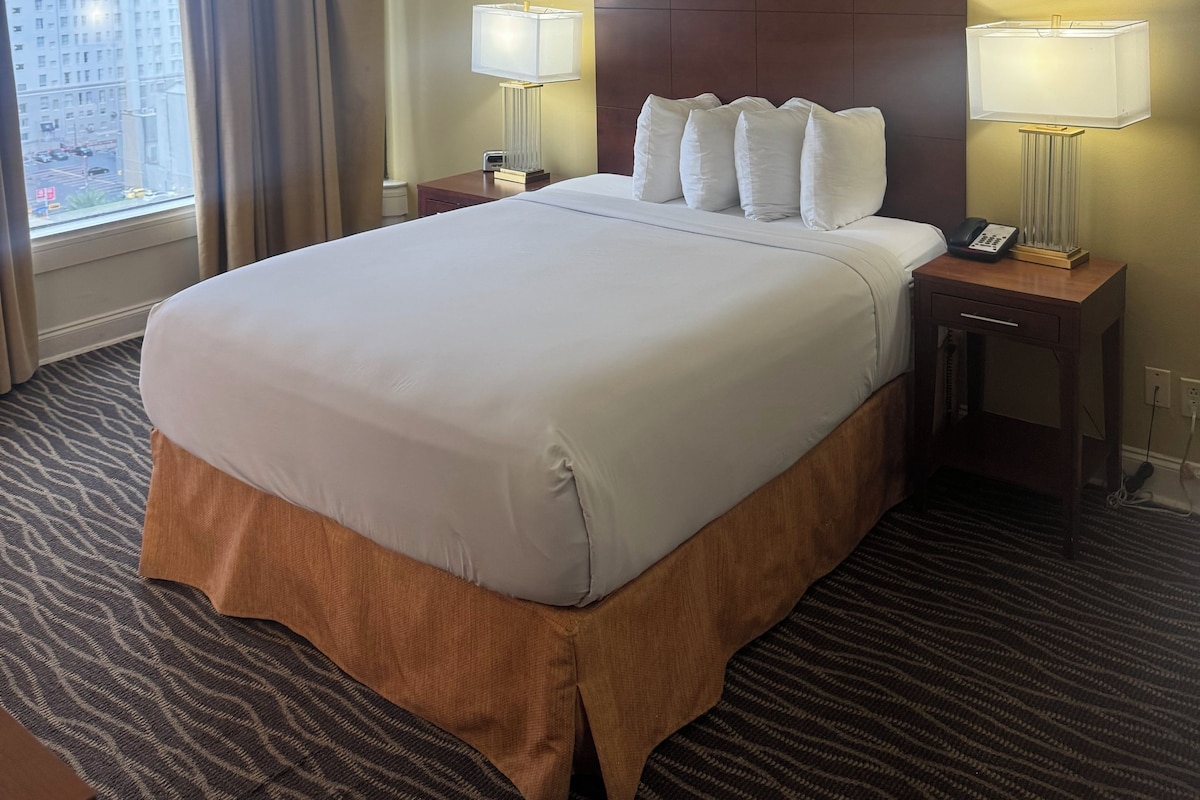 Comfort Room, 1 Queen Bed | In-room safe, desk, laptop workspace, blackout drapes