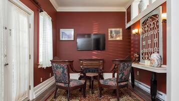 Suite, salle de bain privée (15 Suite) | Décor unique, ameublement unique, accès au Wi-Fi (inclus)