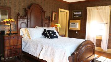 Kamer, privébadkamer (#3 Dr. Jonathan Pitney Room) | Individueel gedecoreerd, individueel gemeubileerd, gratis wifi