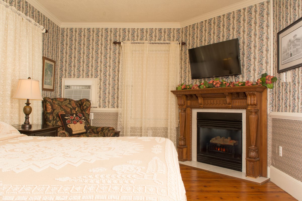 Room, Private Bathroom (#2 Caroline's Room) | Individually decorated, individually furnished, free WiFi