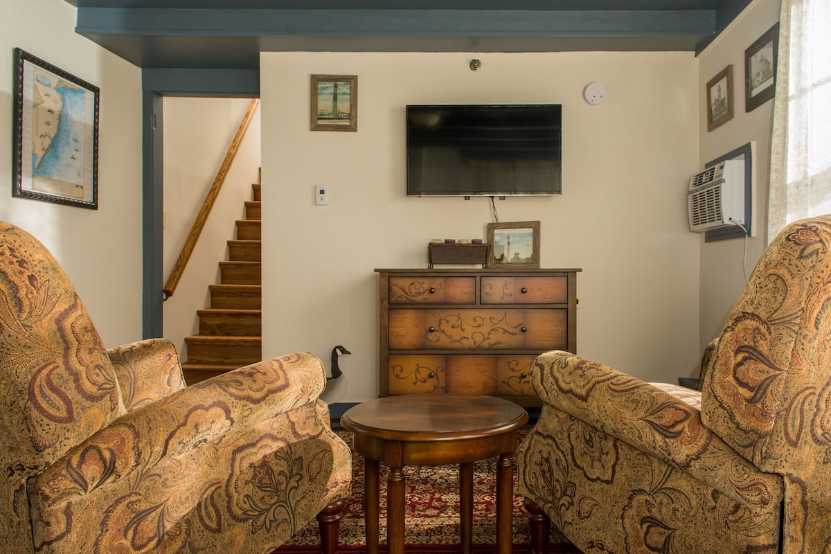 Room, Private Bathroom (#9 Light House Room) | Individually decorated, individually furnished, free WiFi