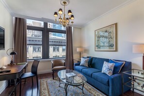 En 32-tommers Flatskjerm-TV med kabel-kanaler samt TV