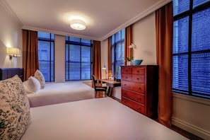 Junior-Suite, 2 Queen-Betten, Eckzimmer | Bettwäsche aus ägyptischer Baumwolle, Minibar, Zimmersafe, Schreibtisch