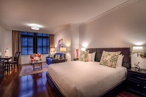 Studio, 1 King Bed | Egyptian cotton sheets, minibar, in-room safe, desk