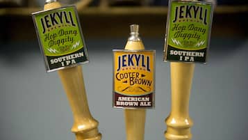 Trois robinets à bière, chacun portant l’étiquette d’une bière différente de la brasserie Jekyll.