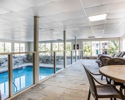 Una piscina techada, sillones reclinables de piscina