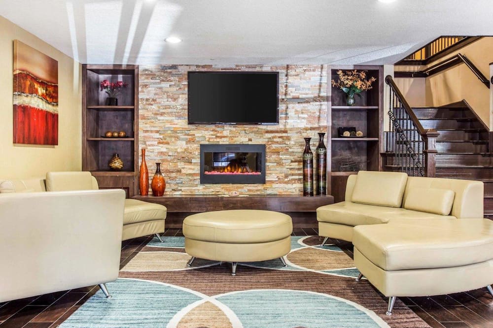 Comfort Inn & Suites Ballpark Area