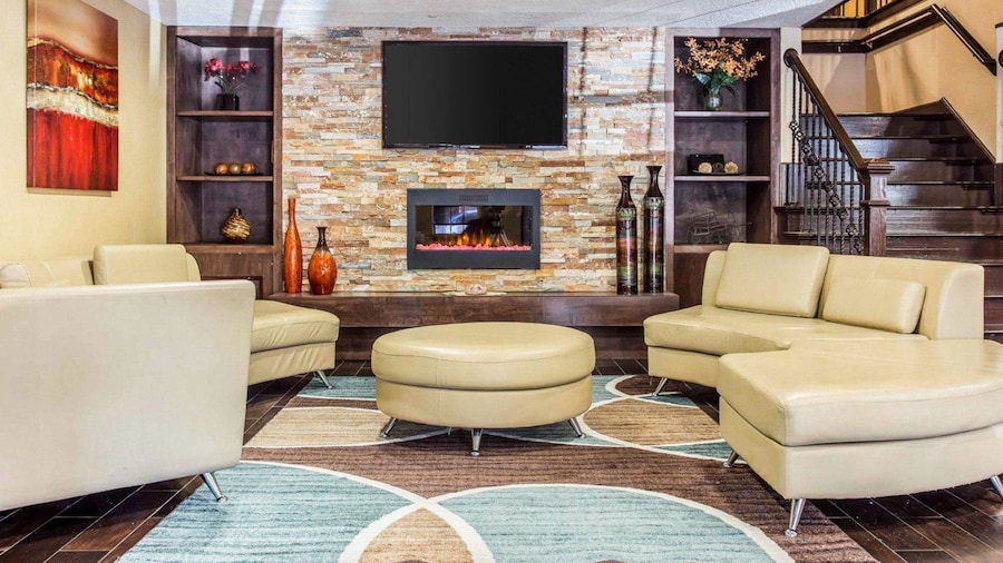 Comfort Inn & Suites Ballpark Area