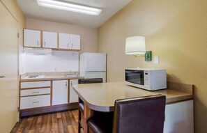 Refrigerador con freezer, microondas, placa de cocina