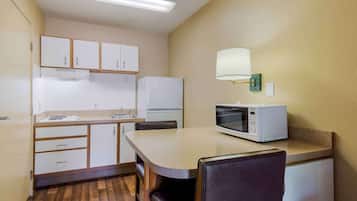 Estudio, 2 camas matrimoniales, con acceso para personas discapacitadas, para no fumadores | Cocina privada | Refrigerador con congelador, microondas y parrilla de estufa