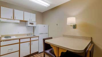 Kjøleskap, mikrobølgeovn og kokeplater