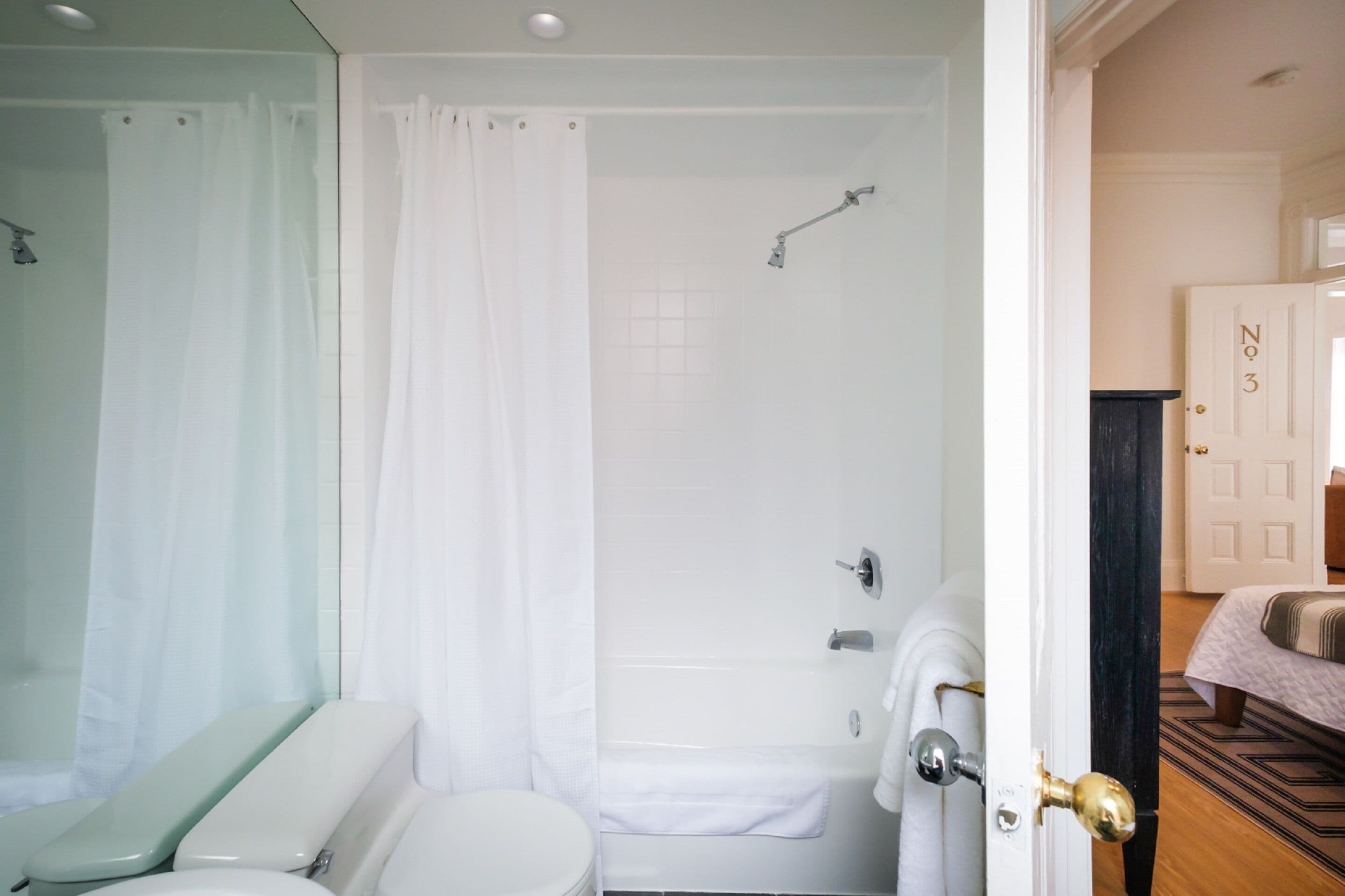 Un baño con ducha, inodoro y bañera.