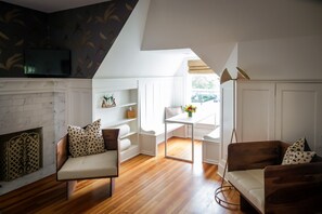 Room 5 (Suite) | Premium bedding, individually decorated, individually furnished