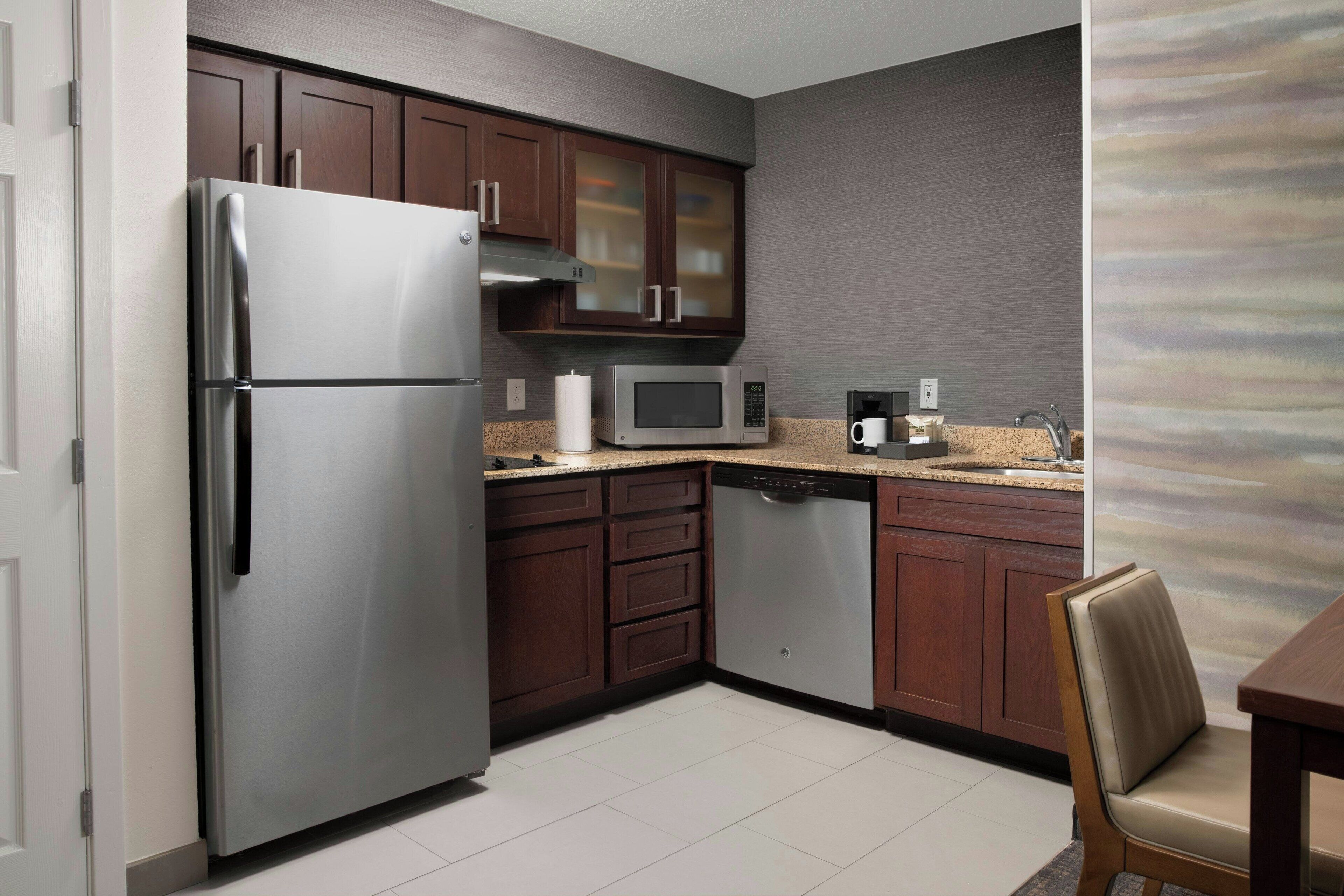 客房内保险箱、办公桌、笔记本电脑工作区、遮光窗帘