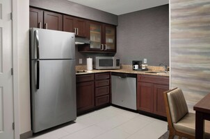 Refrigerador, microondas, placa de cocina, cafetera/tetera