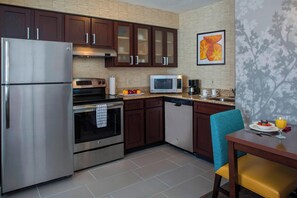 Geladeira, micro-ondas, cooktop, cafeteira/chaleira