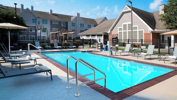 Piscina externa, guarda-sóis, espreguiçadeiras