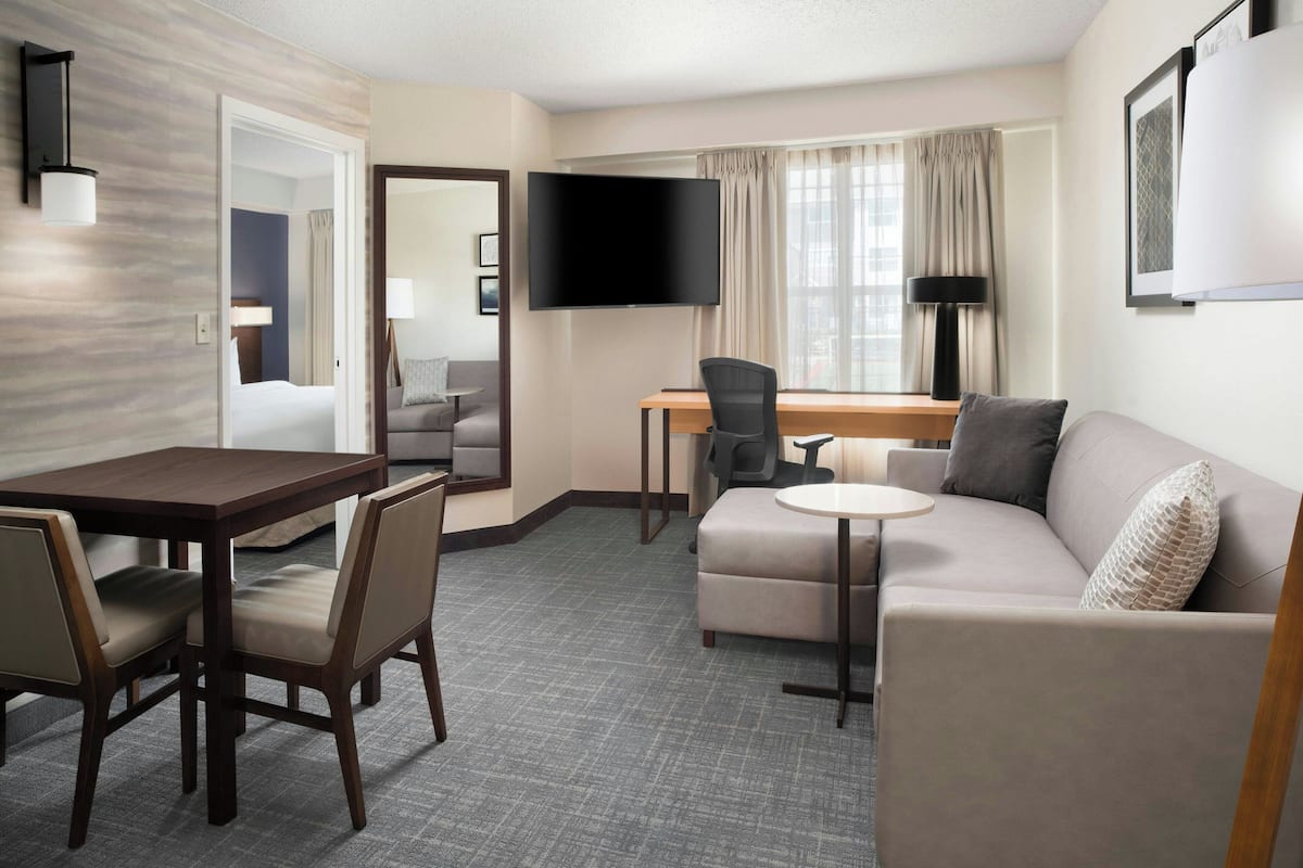 Televisión de pantalla plana, películas con cargo