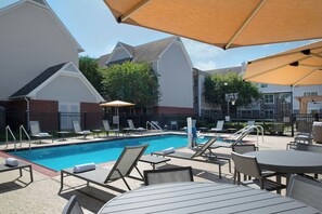 Outdoor pool, pool umbrellas, sun loungers - Residence Inn by Marriott New Orleans Metairie (Metairie)