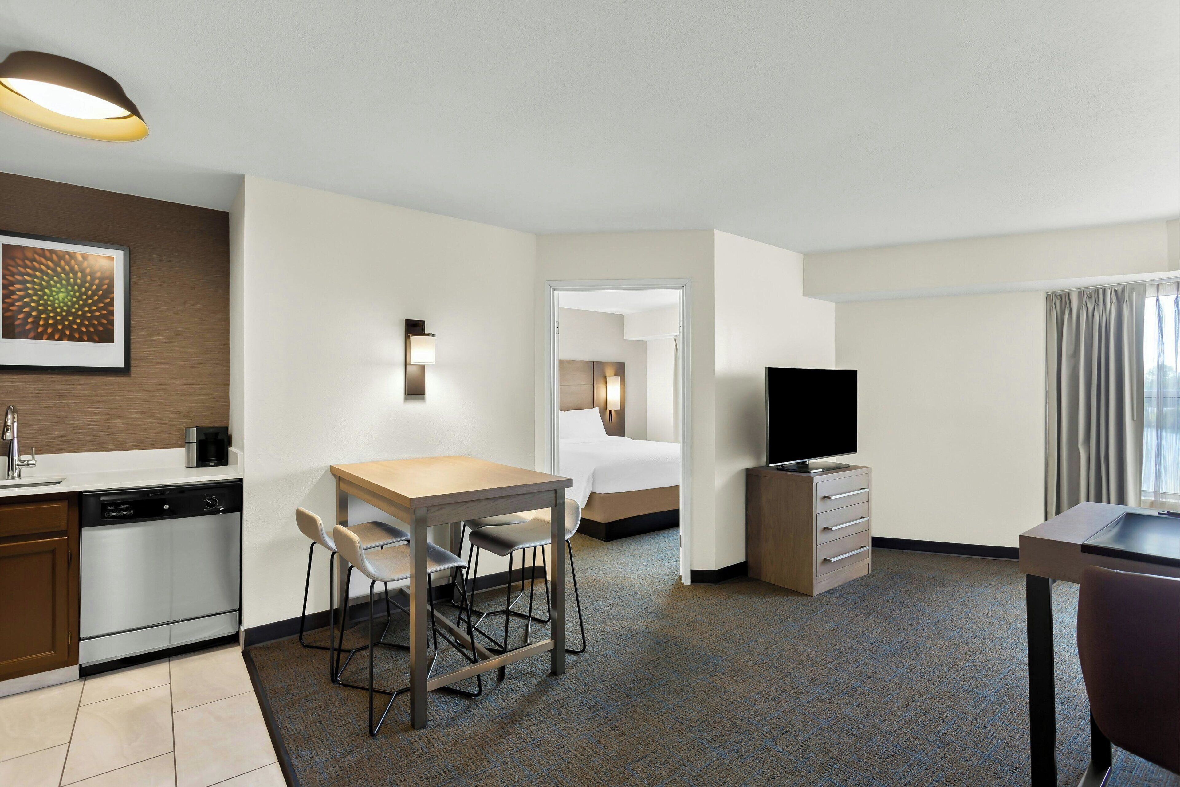 50-tommers fladskærms-tv med kabelkanaler, tv, Netflix