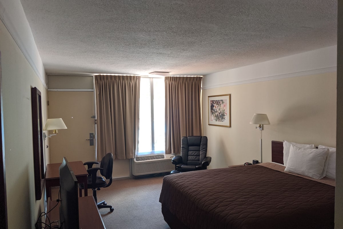 Suite, 1 King Bed, Non Smoking, Patio | Iron/ironing board, Internet, bed sheets