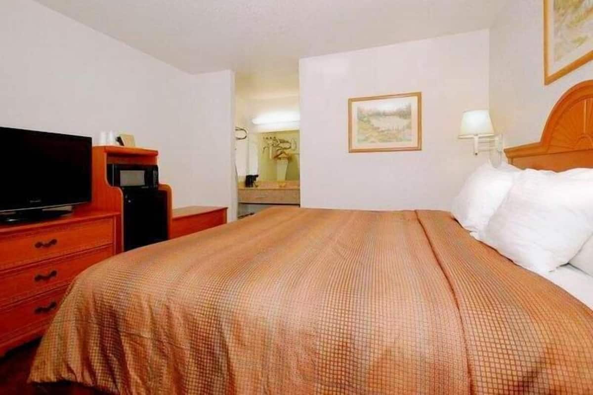 Desk, laptop workspace, iron/ironing board, free WiFi