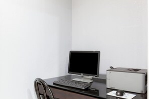 Business center - Super 8 by Wyndham Cleburne (Cleburne)