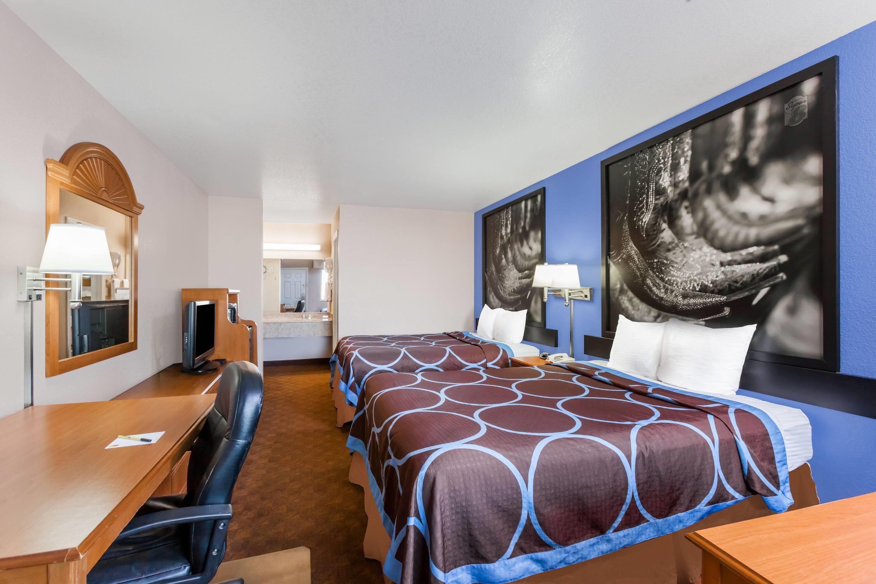 Quarto, 2 camas Queen, para não fumantes | Escrivaninha, espaço de trabalho para notebook