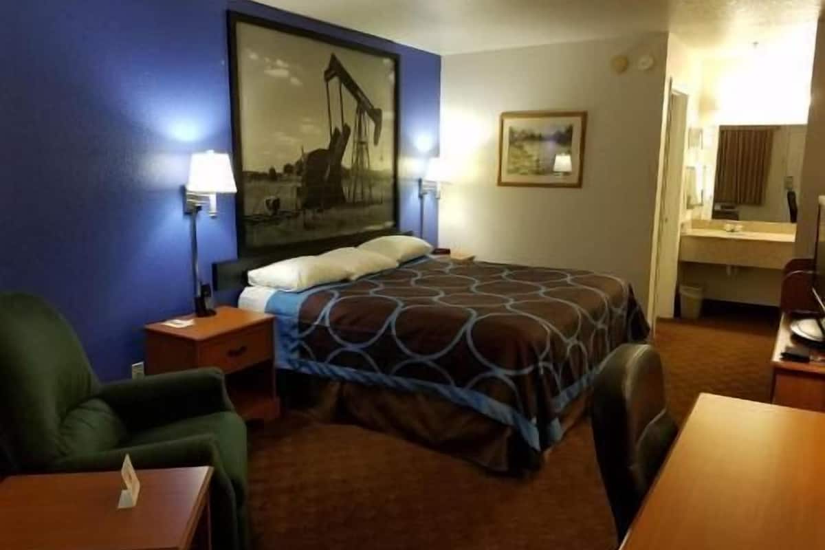 Desk, laptop workspace, iron/ironing board, free WiFi