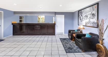 Super 8 by Wyndham Cleburne