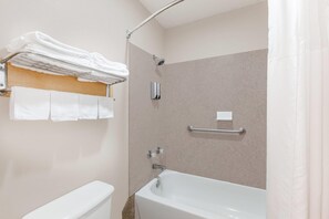 シャワー付き浴槽、ヘアドライヤー、タオル