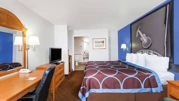 Habitación, 1 cama de matrimonio grande, no fumadores (Mobility/Hearing, Tub with Grab Bars) | Escritorio y espacio para trabajar con un portátil