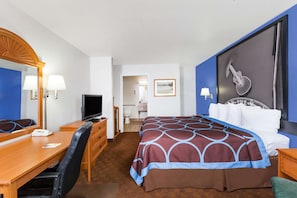 Zimmer, 1 King-Bett, barrierefrei, Nichtraucher (Mobility/Hearing, Tub with Grab Bars) | Schreibtisch, laptopgeeigneter Arbeitsplatz, Bügeleisen/Bügelbrett
