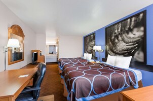 Habitación, 2 camas de matrimonio, fumadores | Escritorio y espacio para trabajar con un portátil