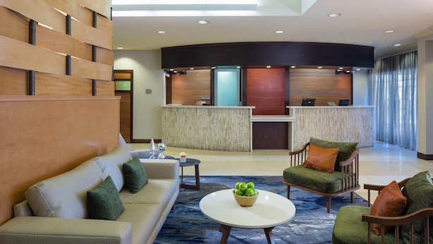 Eine Lobby mit einer Rezeption, Sofas und einem Couchtisch.