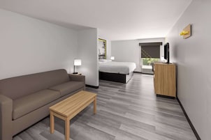 1 King Bed, Studio Suite, Non-Smoking | Desk, laptop workspace, iron/ironing board, free WiFi