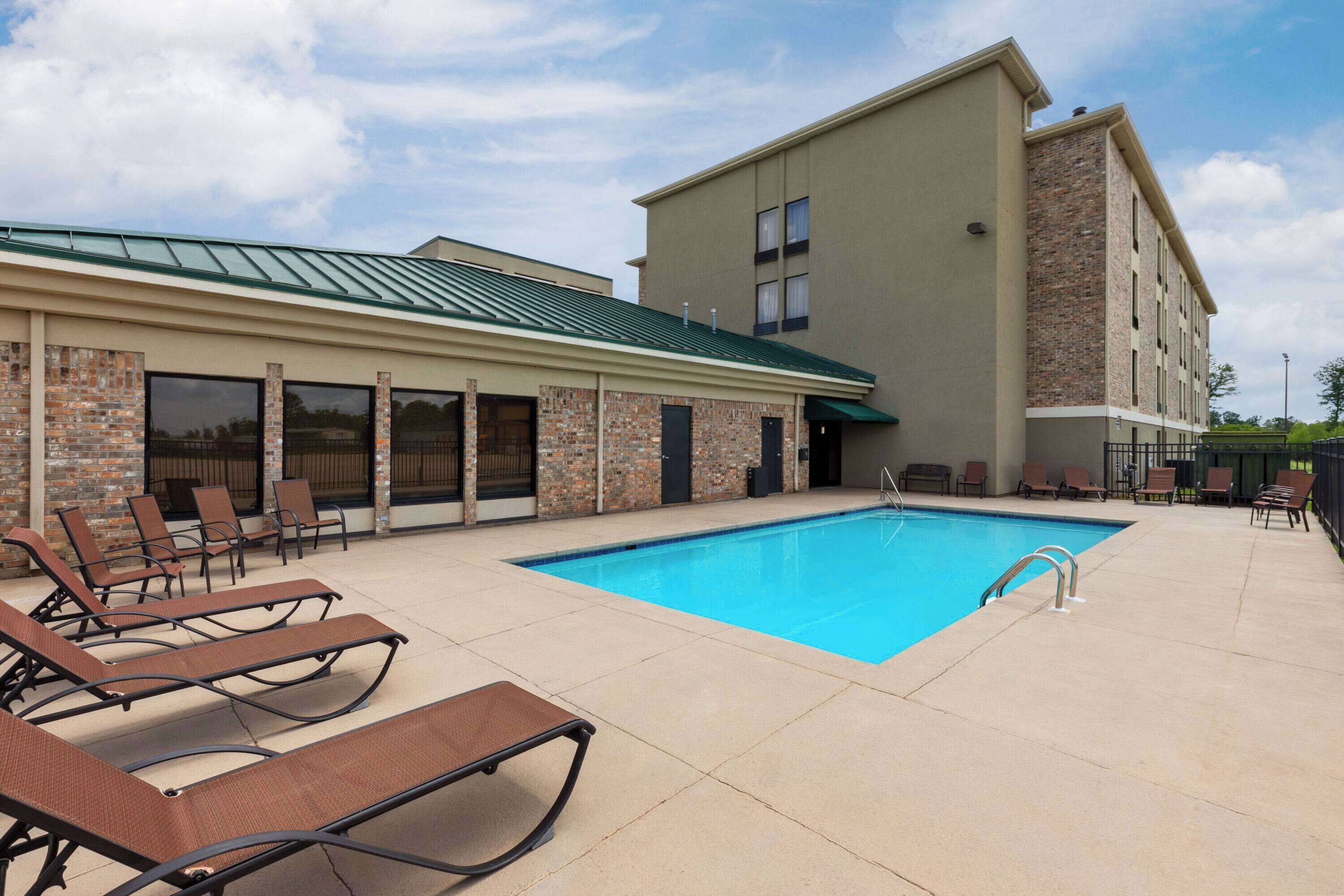 Kauden mukainen ulkouima-allas