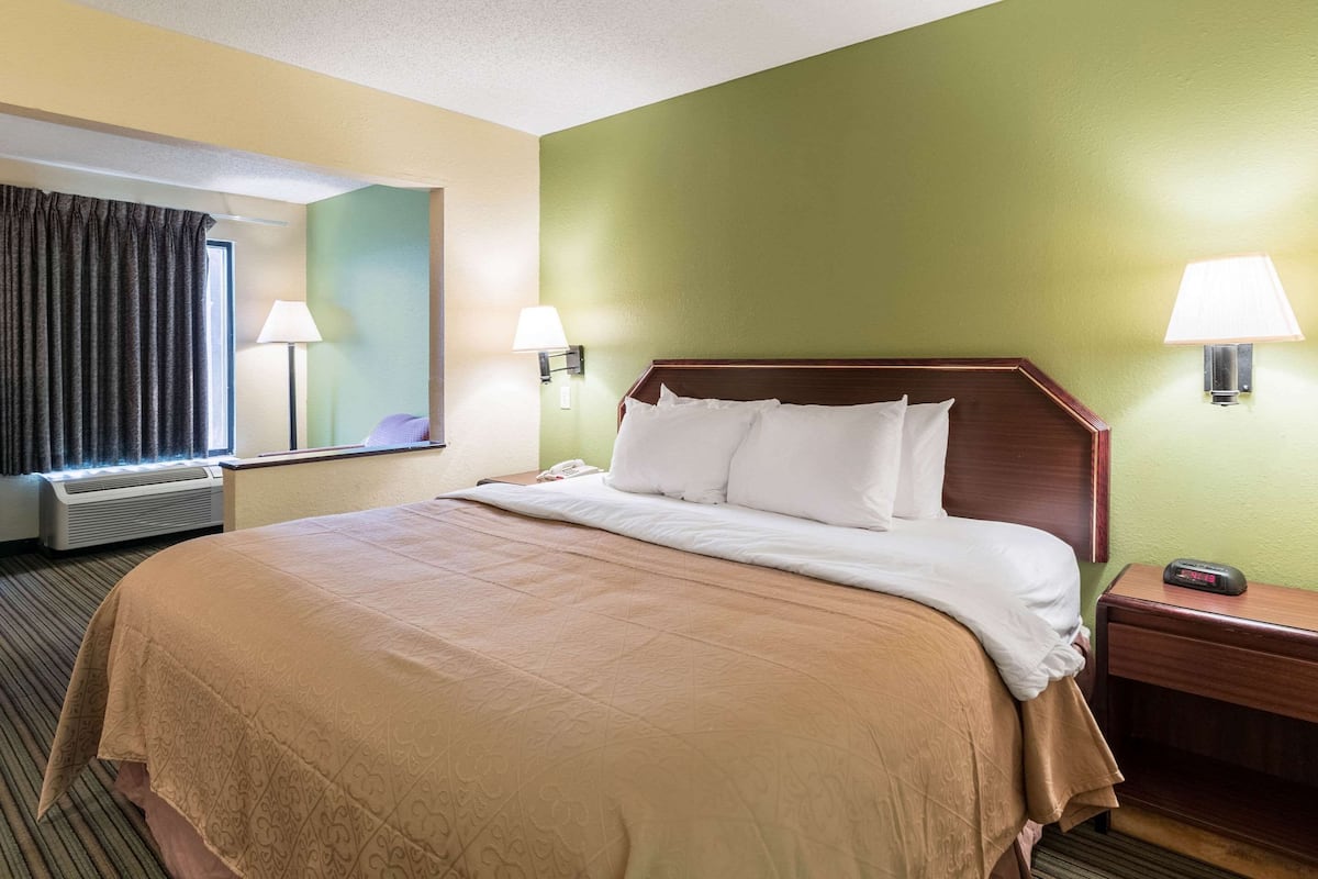 1 bedroom, in-room safe, iron/ironing board, rollaway beds