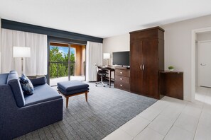 スイート キングベッド 1 台ソファーベッド付き | 低刺激性寝具、客室ごとに異なるインテリア、デスク、アイロン / アイロン台