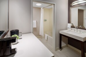 Habitación, 2 camas Queen size | Baño | Tina con regadera, secadora de cabello, toallas 