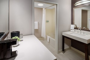 Habitación, 2 camas Queen size | Baño | Tina con regadera, secadora de cabello, toallas