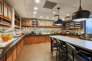 Buffet déjeuner gratuit tous les jours