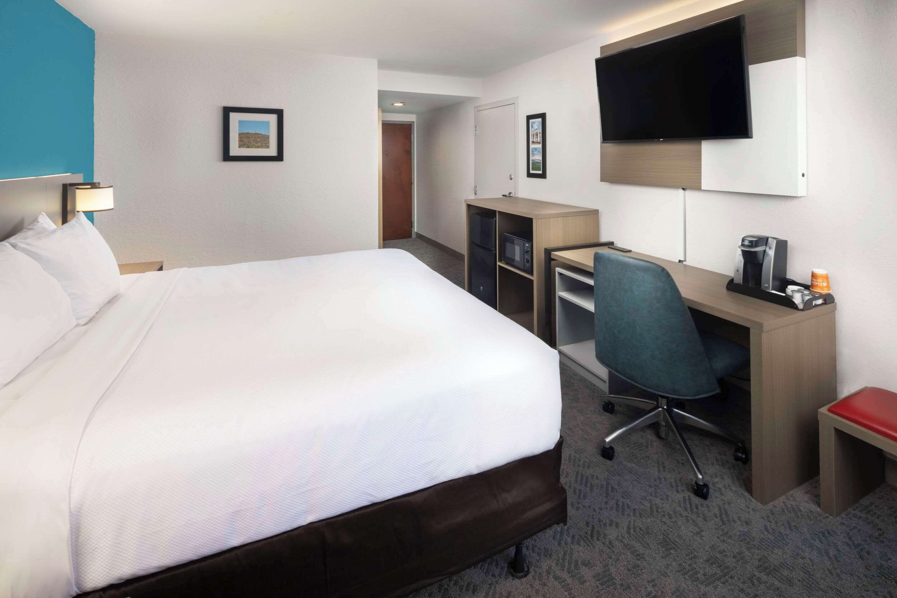 standard room, 1 king bed, non smoking | desk, iron/ironing board, free wifi, bed sheets