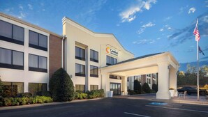 A Comfort Inn & Suites hotel with a covered entrance, a parking lot, and an American flag. - Comfort Inn & Suites Dahlonega University Area (Dahlonega)