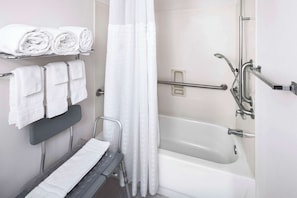 Zimmer, 1 King-Bett, barrierefrei, Nichtraucher (Roll-In Shower) | Schreibtisch, Bügeleisen/Bügelbrett, kostenloses WLAN, Bettwäsche