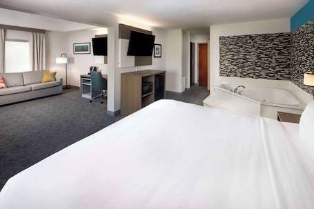Suite, 1 King Bed, Non Smoking, Hot Tub | Desk, iron/ironing board, free WiFi, bed sheets