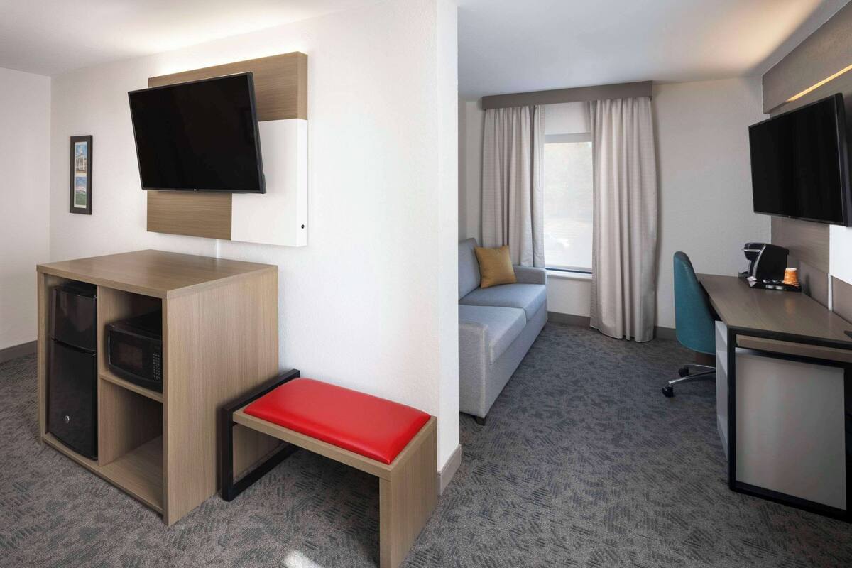 suite, 1 king bed, non smoking, hot tub | desk, iron/ironing board, free wifi, bed sheets