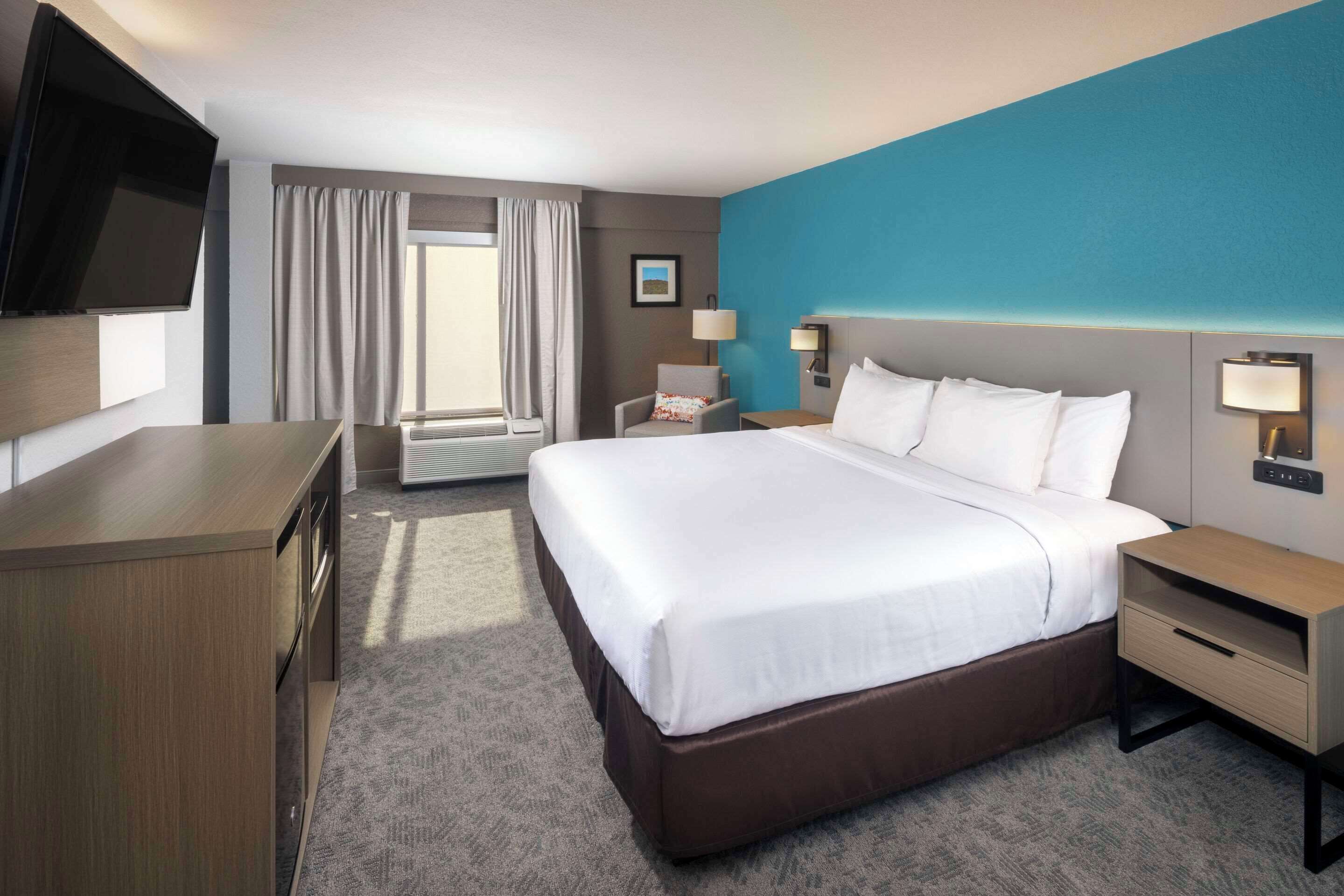 suite, 1 king bed, non smoking, hot tub | desk, iron/ironing board, free wifi, bed sheets